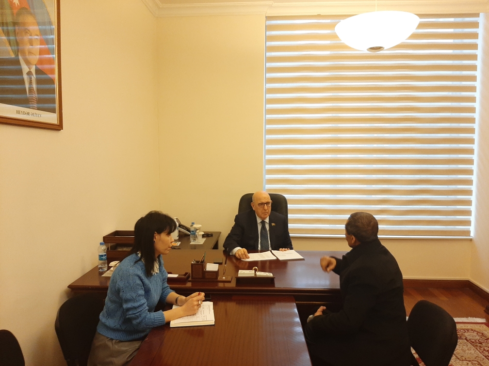 Əhliman Əmiraslanov parlamentdə vətəndaşları qəbul edib