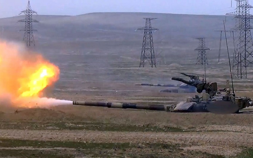 Tank heyətləri şərti düşmən hədəflərinin məhv ediblər - VİDEO