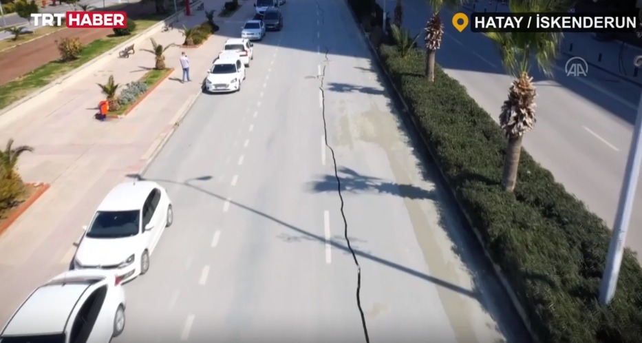 Zəlzələ 1 kilometr yolu ikiyə böldü