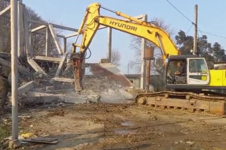 Dənizkənarı ərazidə qanunsuz tikilinin qarşısı alındı