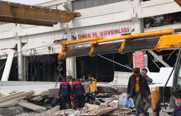 Zəlzələ bölgəsində fabrik çökdü - 1 ölü, 4 yaralı