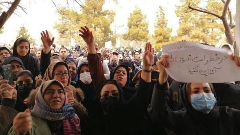 İranda məktəbə getmək istəyən qızları ZƏHƏRLƏYİRLƏR