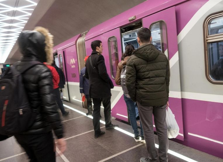 Metroda PROBLEM - Sərnişinlər qatardan düşürüldü