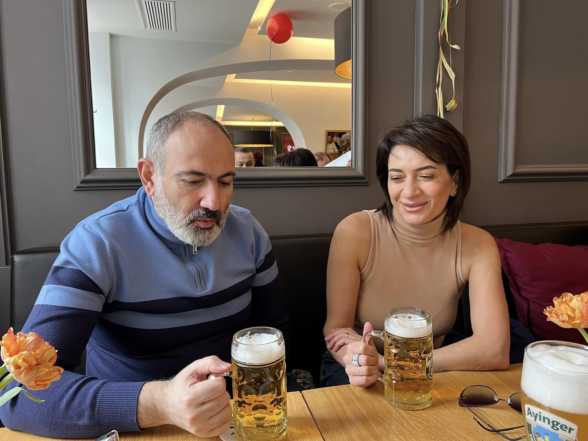 Paşinyan arvadı ilə pivə içərkən - FOTOLAR