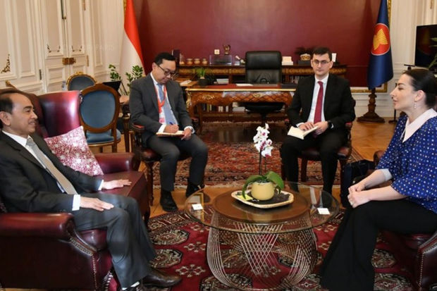 Səfirlər Fransada bir araya gəldi