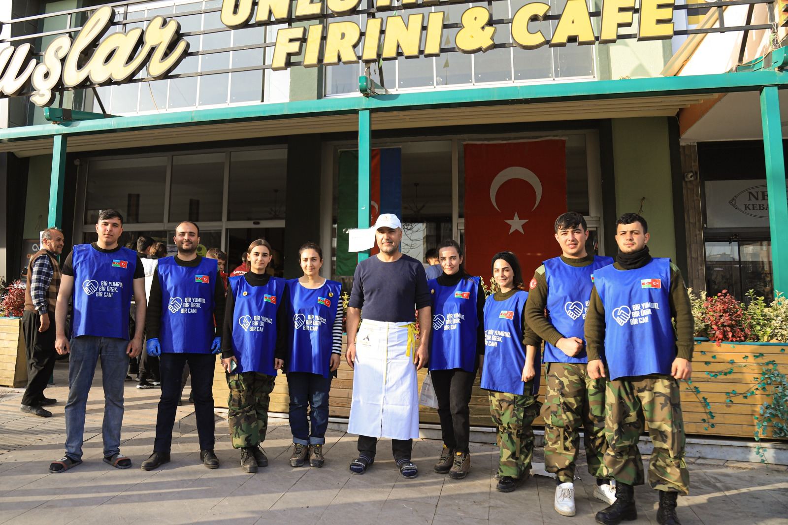 Könüllülər Türkiyədəki çörəkbişirmə məntəqəsində çalışır - FOTOLAR