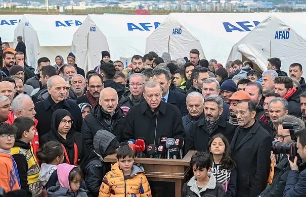 Ərdoğan uşaqlara pul payladı - VİDEO