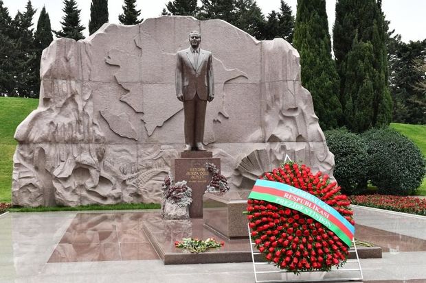 Mirziyoyev Heydər Əliyevin məzarını ziyarət edib