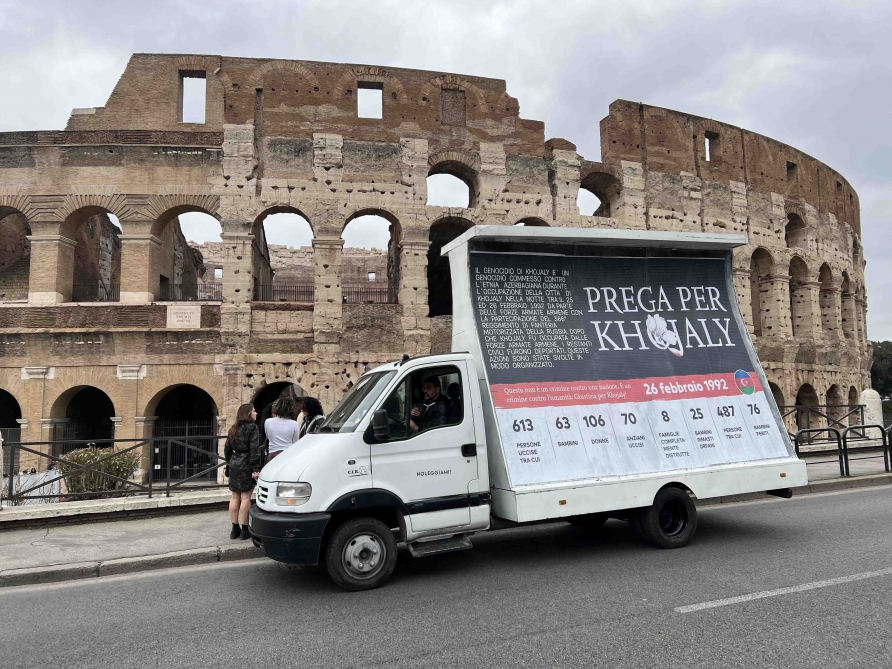 Xocalı həqiqətlərini əks etdirən avtomobil Roma küçələrində - FOTO