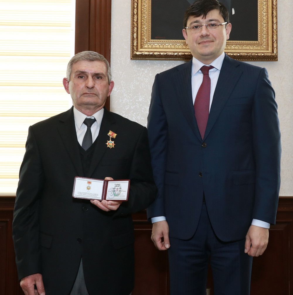 Fuad Muradov baş redaktora medalı təqdim etdi