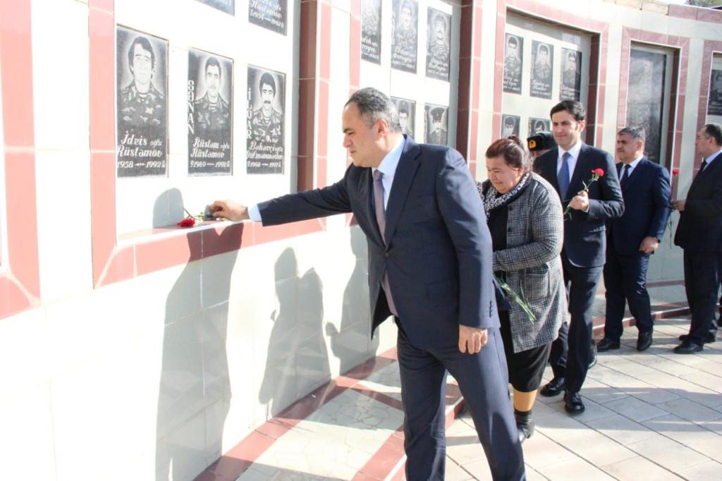 Milli Qəhrəmanın büstü ziyarət edilib