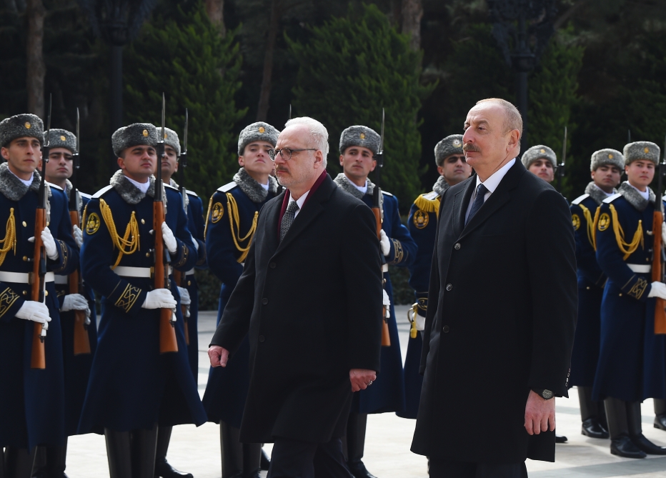 İlham Əliyev Latviya Prezidentini qarşıladı - FOTOLAR