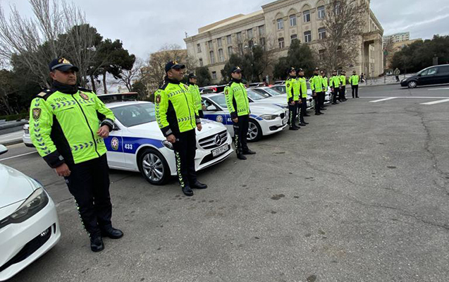Yol polisindən xanım sürücülərə sürpriz - VİDEO