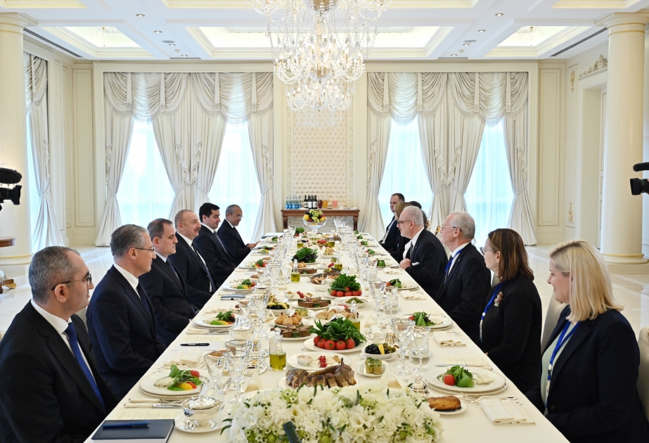Prezidentlərin rəsmi lanç əsnasında görüşü olub