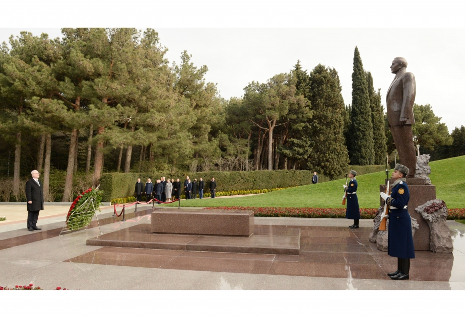 Latviya Prezidenti Heydər Əliyevin məzarını ziyarət edib