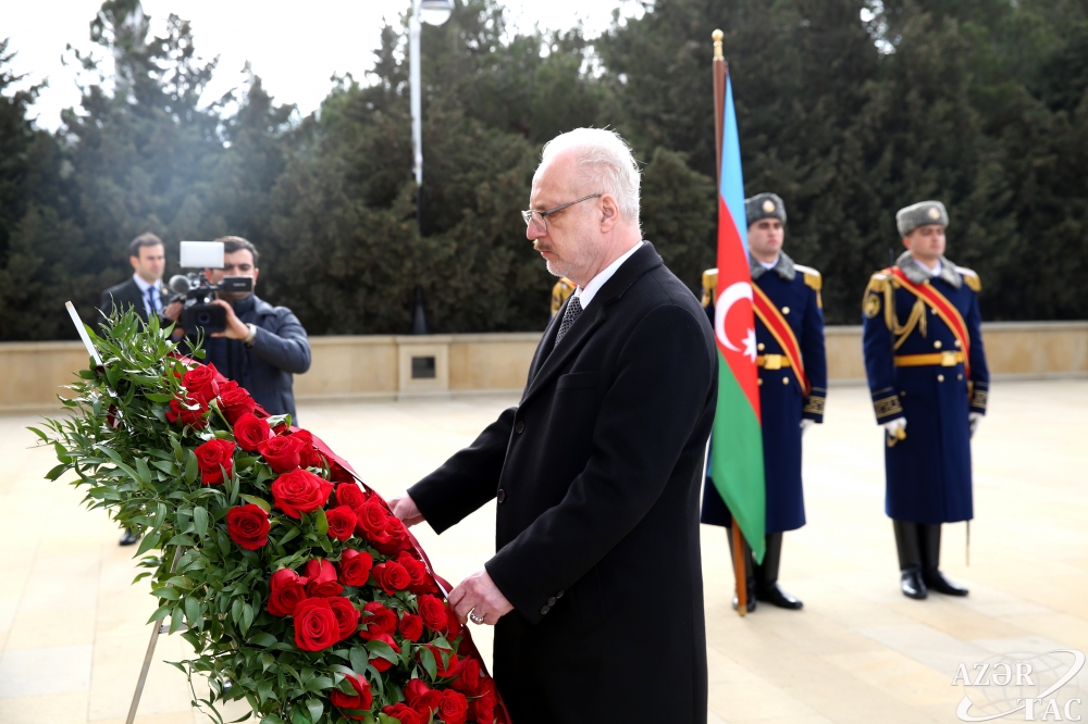 Latviya Prezidenti Şəhidlər xiyabanında - FOTO