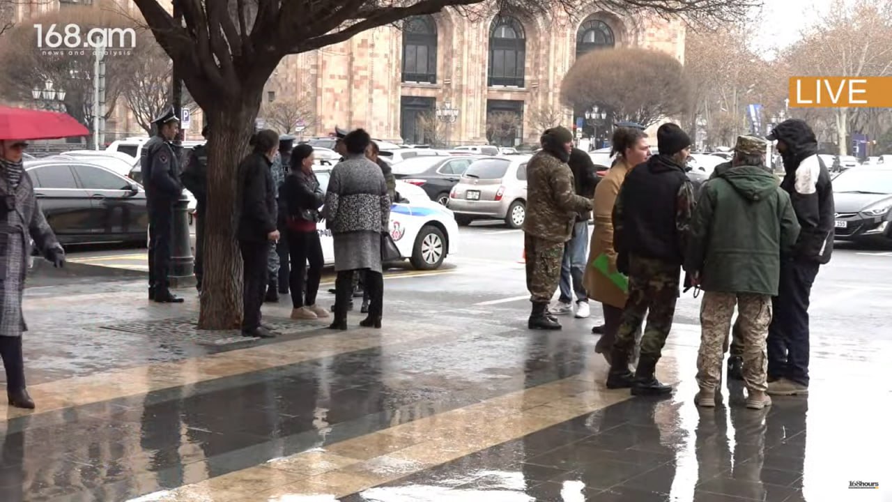 Ermənistanda hökumət binası qarşısında AKSİYA KEÇİRİLDİ