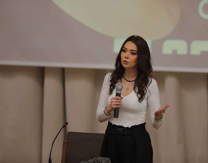 Deputatlar da Oksanadan danışdılar - “Molla gətirin, nağıllar oxusun” 