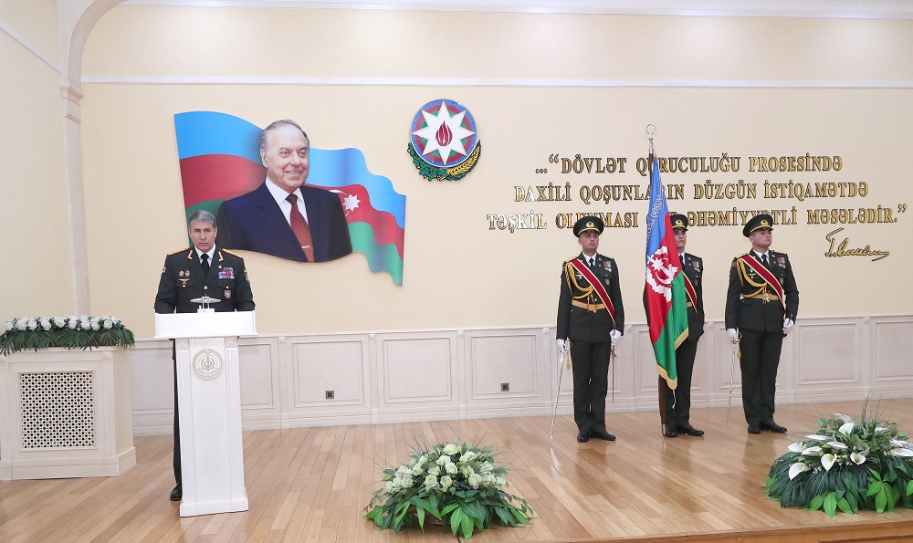 Prezidentin köməkçisi, nazir və generallar bir arada