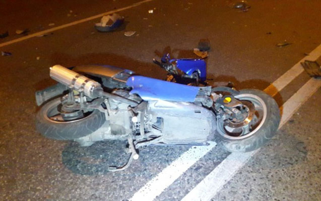 Moped yol kənarında maşına çırpıldı - Kuryer öldü