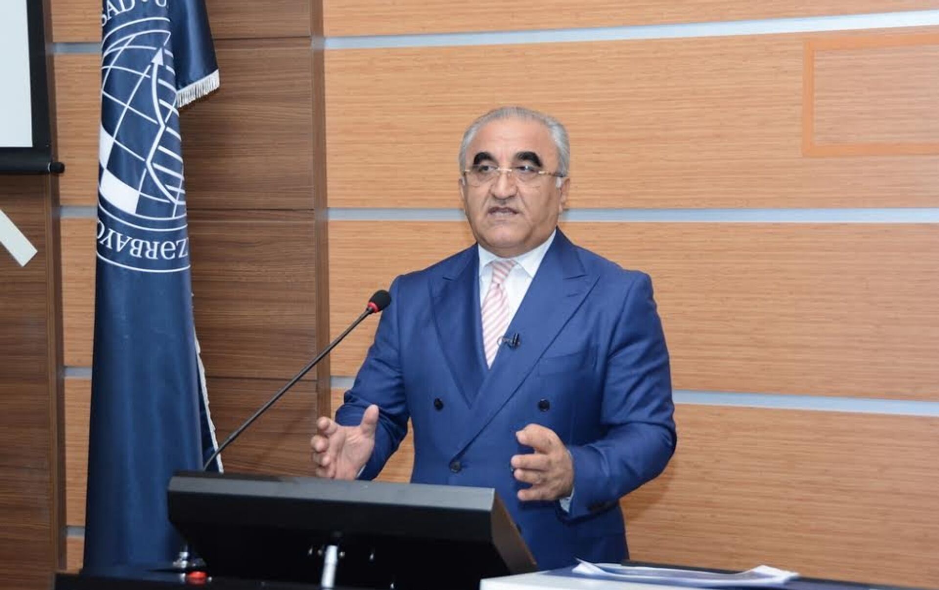 Ali təhsillə bağlı qərarı hansısa məmur verməli deyil – Rektordan irad
