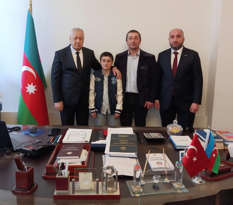 Deputat videosu ilə məşhurlaşan uşaqla görüşdü - FOTO