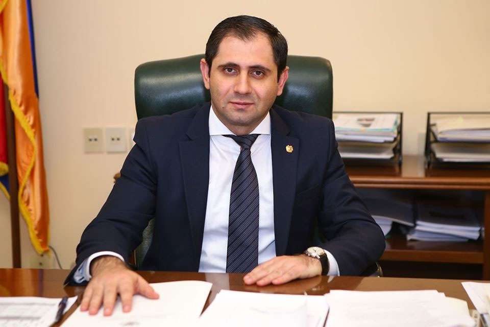 Mən istefa verməyə hazırlaşmıram - Ermənistan müdafiə naziri