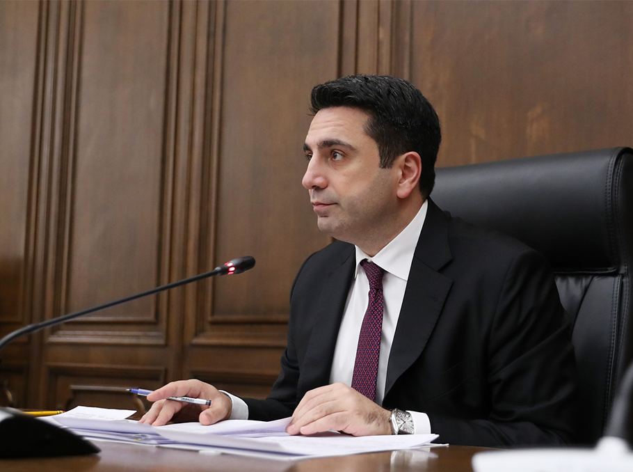 Ermənistan spikeri yıxılaraq xəstəxanalıq oldu - FOTO