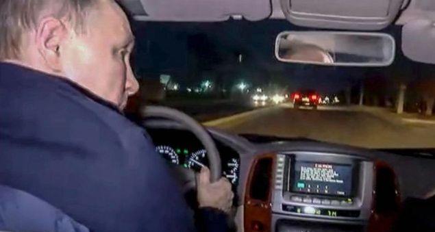 Maşından tez düşmək üçün... - Putin Mariupola səfərindən danışdı
