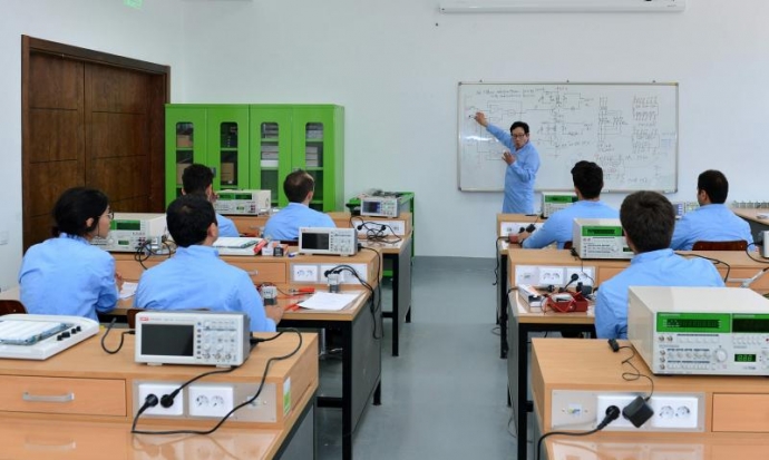 3 peşə məktəbi publik hüquqi şəxsə çevrildi