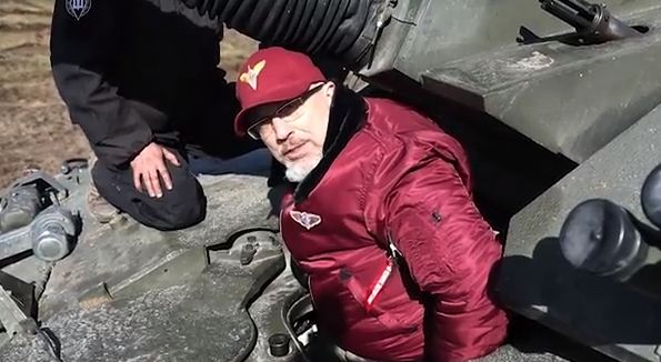 Reznikov “Challenger” tanklarını şəxsən sınaqdan keçirdi - VİDEO