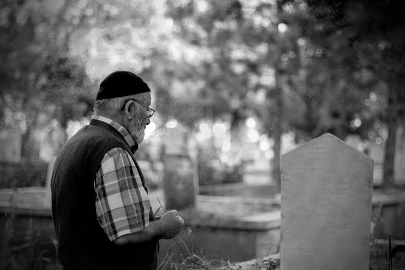 Həyat yoldaşının ölümü kişilərə daha pis təsir edir