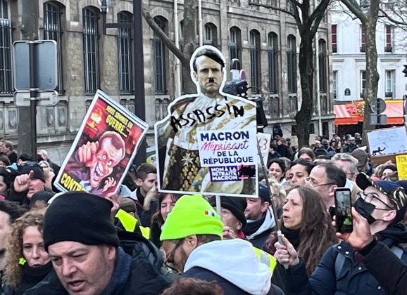 Fransa xalqı Makronu istefaya ÇAĞIRDI