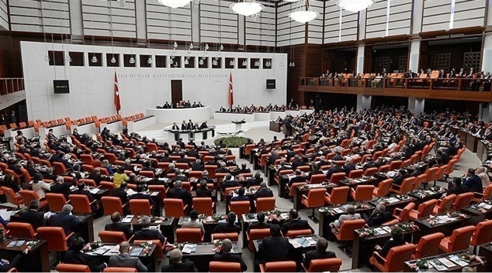 Türkiyəli deputatlar Fazil Mustafaya qarşı terroru PİSLƏDİLƏR