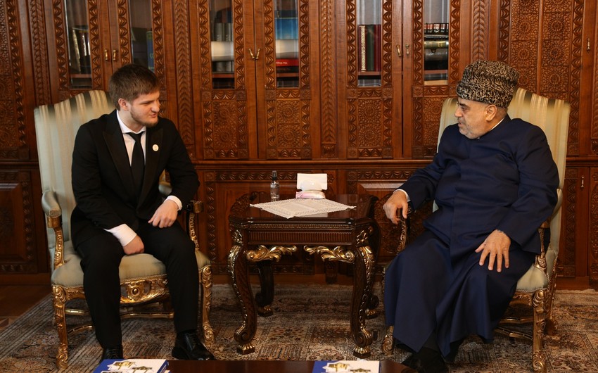 Kadırovun oğlu Allahşükür Paşazadəyə Quran hədiyyə etdi