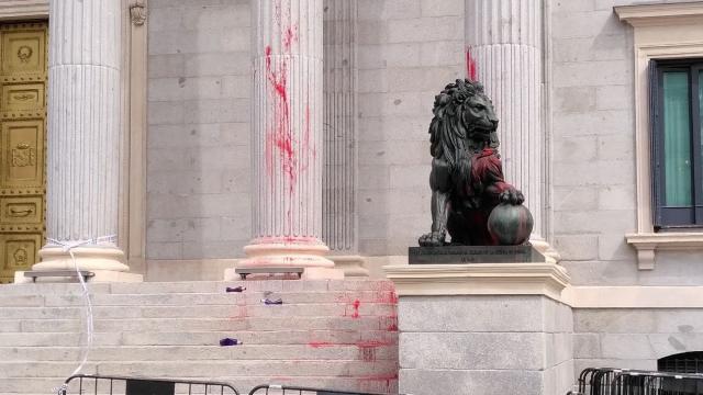 İspaniya parlamenti qırmızıya boyandı
