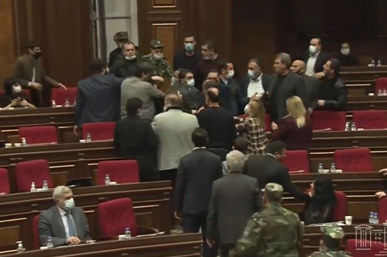 Ermənistan parlamentində dava: Vardanyan döyüldü