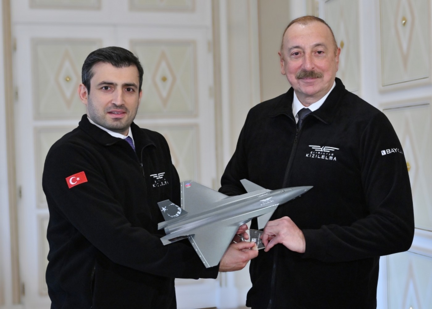 Bayraktar İlham Əliyevə xatirə hədiyyəsi verdi