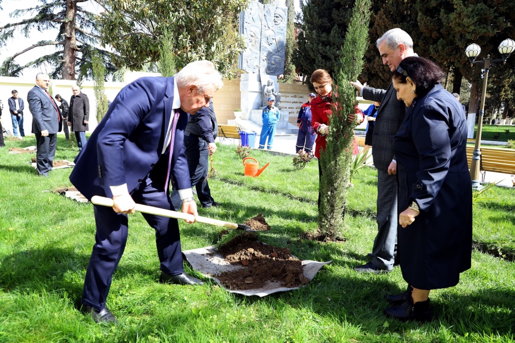 Gəncə Dövlət Universitetində ağacəkmə aksiyası keçirilib - FOTOLAR