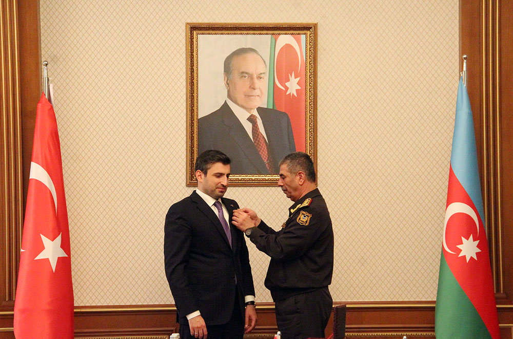Zakir Həsənov Selçuk Bayraktarı təltif etdi - FOTOLAR