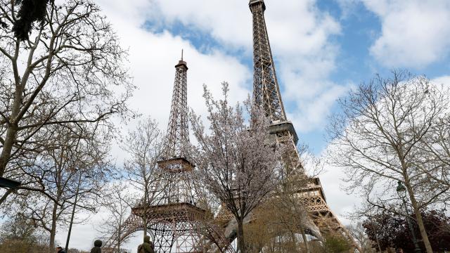 Parisdə artıq iki Eyfel qülləsi var - FOTOLAR 