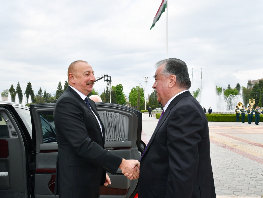 İlham Əliyevin Düşənbədə rəsmi qarşılanma mərasimi olub