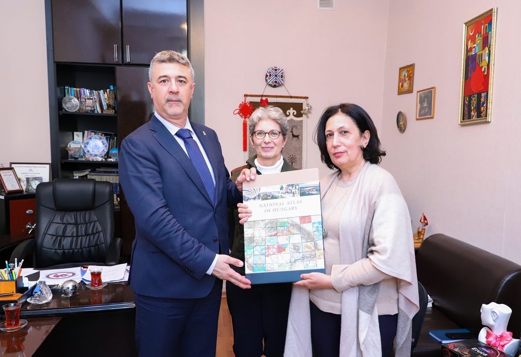 Səfir tələbələrə kitablar hədiyyə edib - FOTO