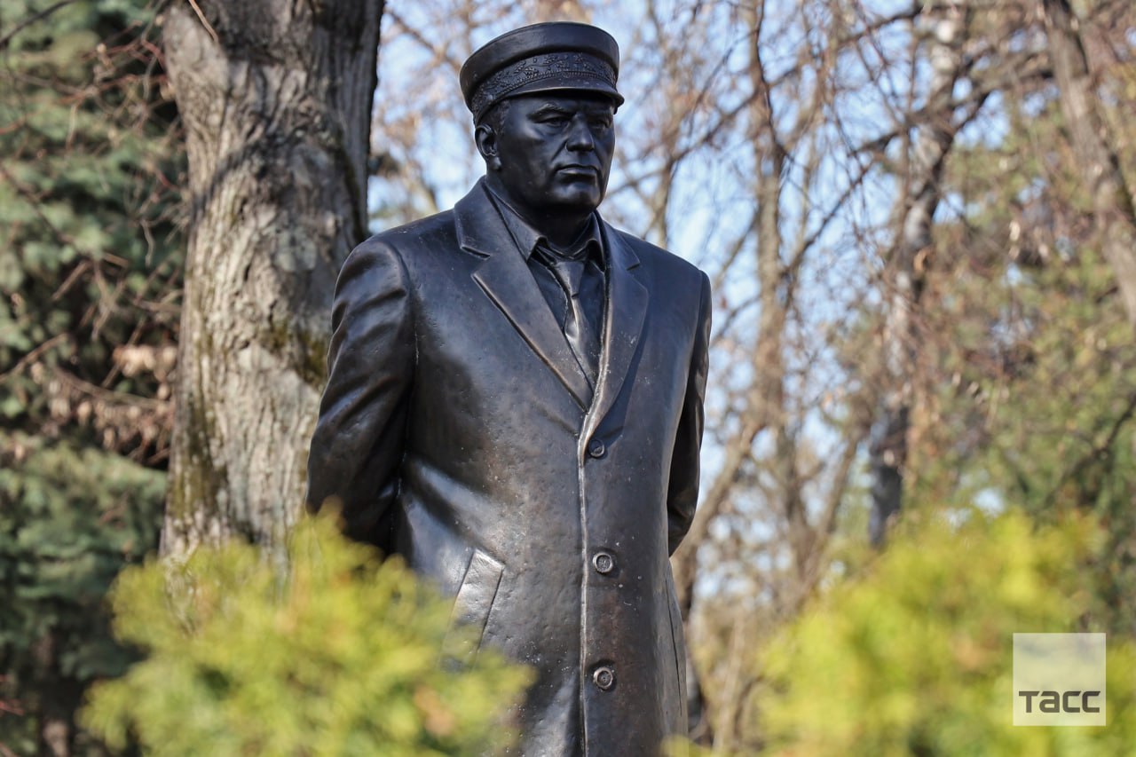 Jirinovskiyə abidə ucaldıldı - FOTO