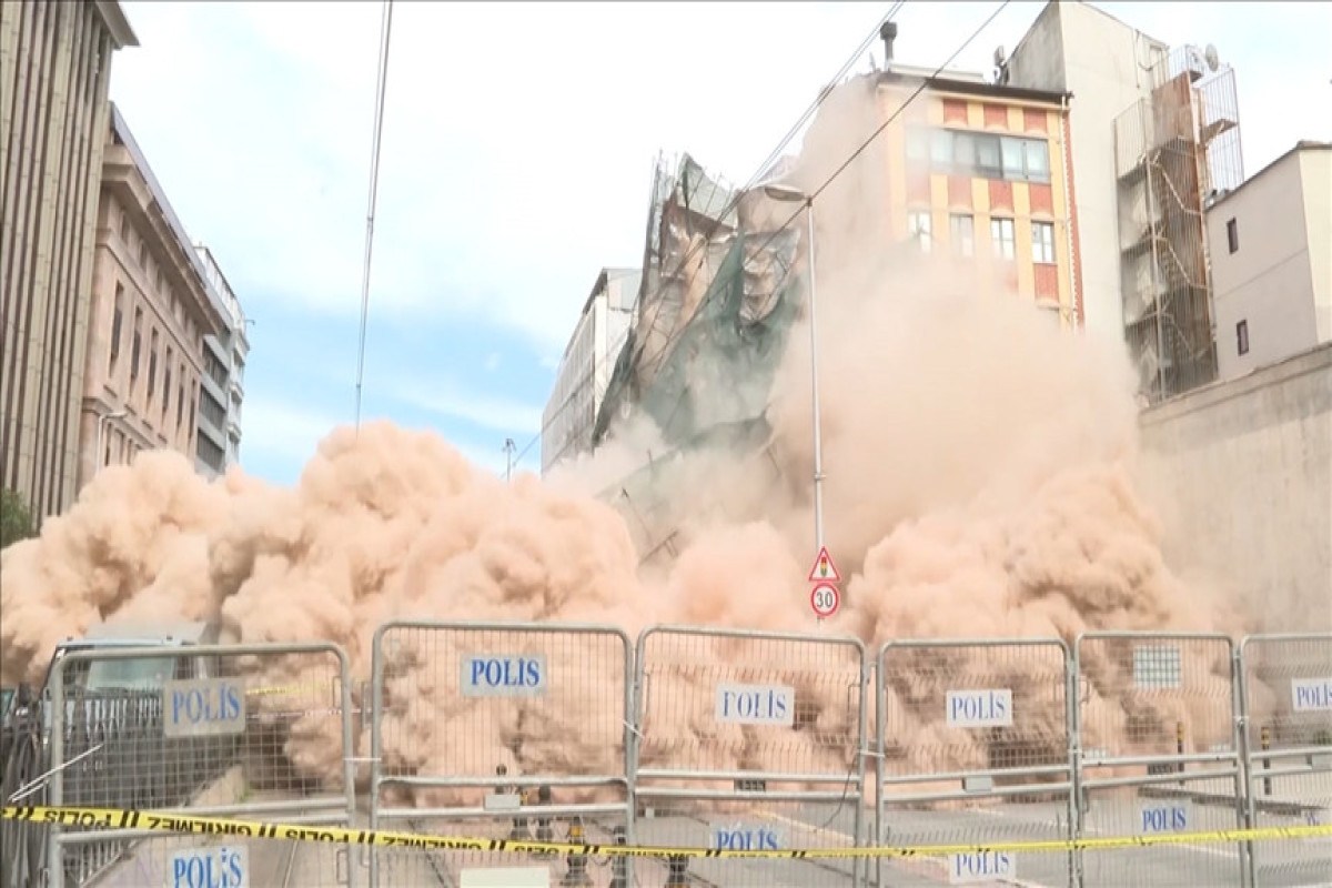 İstanbulda beşmərtəbəli bina çökdü - VİDEO