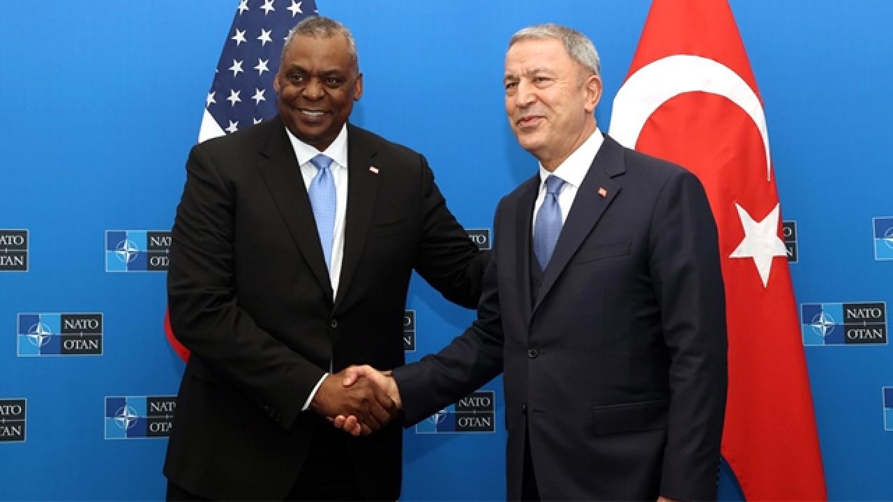 Hulusi Akar amerikalı həmkarı ilə danışıqlar apardı