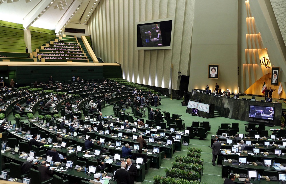 İran deputatları İslamın düşməni ilə qucaqlaşıb öpüşür