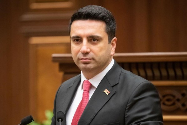 Simonyan deputatları Rusiyaya aparır
