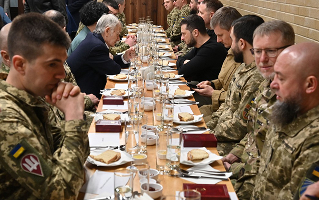 Zelenski müsəlmanlarla birgə iftar süfrəsində