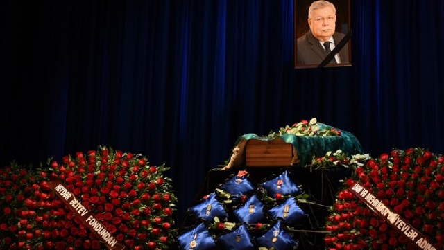 Prezident və xanımı Azərpaşa Nemətovla vida mərasiminə əklil göndərdi